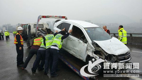内宜高速岷江二桥路段:货车追尾8小车伤11人(图1) 内宜高速岷江二桥路段:货车追尾8小车伤11人(图1)
