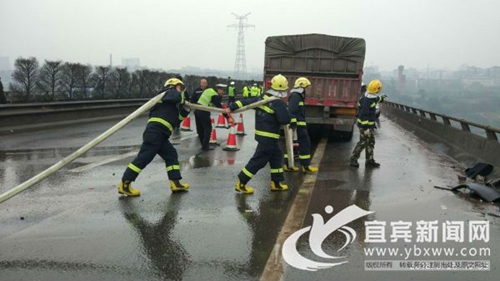 内宜高速岷江二桥路段:货车追尾8小车伤11人(图2) 内宜高速岷江二桥路段:货车追尾8小车伤11人(图2)