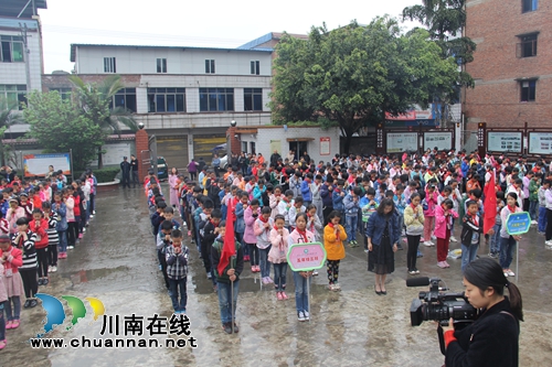 小书包大爱心 扶贫温暖送进合江牛脑驿小学(图2) 小书包大爱心 扶贫温暖送进合江牛脑驿小学(图2)