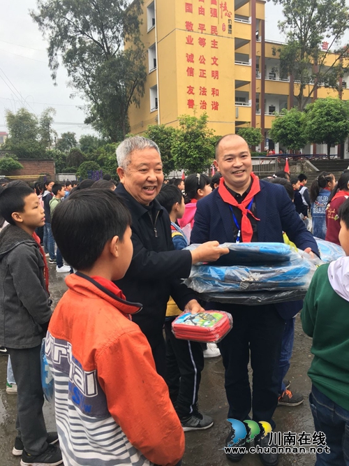 小书包大爱心 扶贫温暖送进合江牛脑驿小学(图7) 小书包大爱心 扶贫温暖送进合江牛脑驿小学(图7)