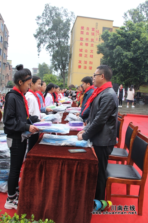 小书包大爱心 扶贫温暖送进合江牛脑驿小学(图9) 小书包大爱心 扶贫温暖送进合江牛脑驿小学(图9)