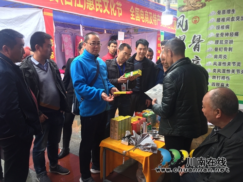 合江县食药监局检查合江镇美食节食品安全(图1) 合江县食药监局检查合江镇美食节食品安全(图1)