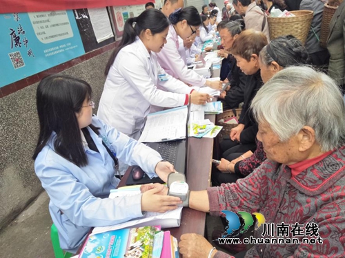 龙马潭特兴镇：医疗专家开展义诊活动暖人心(图2)