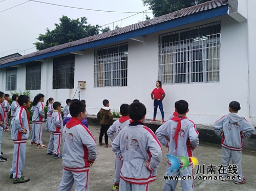 奉献爱心传递梦想！宜宾天立小学送教罗龙柏木小学