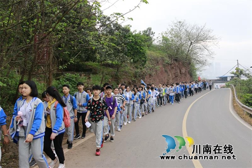合江中学举行学生运足拉练活动(图1) 合江中学举行学生运足拉练活动(图1)