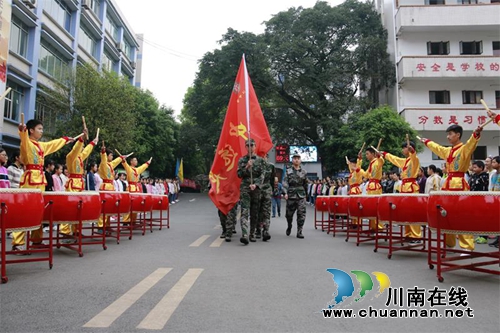 合江中学举行学生运足拉练活动(图2) 合江中学举行学生运足拉练活动(图2)