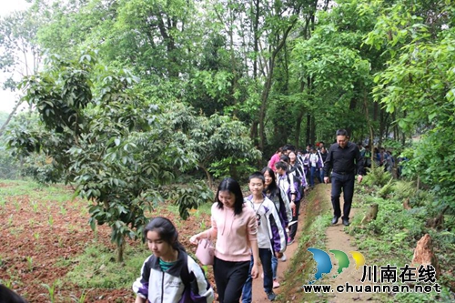 合江中学举行学生运足拉练活动(图3) 合江中学举行学生运足拉练活动(图3)