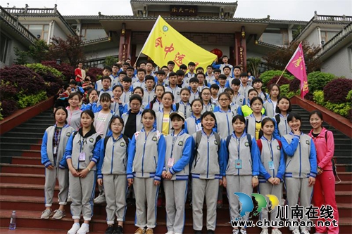 合江中学举行学生运足拉练活动