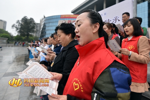 宜宾举行缅怀圣悊“万人经典诵读”活动(图2) 宜宾举行缅怀圣悊“万人经典诵读”活动(图2)