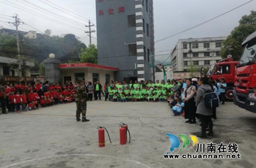贵州盘州市双凤镇西冲幼儿园组织幼儿到消防大队参观学习