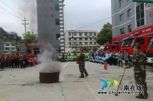 贵州盘州市双凤镇西冲幼儿园组织幼儿到消防大队参观学习(图2) 贵州盘州市双凤镇西冲幼儿园组织幼儿到消防大队参观学习(图2)