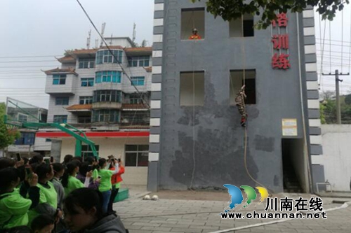 贵州盘州市双凤镇西冲幼儿园组织幼儿到消防大队参观学习(图3) 贵州盘州市双凤镇西冲幼儿园组织幼儿到消防大队参观学习(图3)