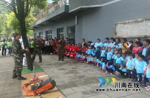 贵州盘州市双凤镇西冲幼儿园组织幼儿到消防大队参观学习(图4) 贵州盘州市双凤镇西冲幼儿园组织幼儿到消防大队参观学习(图4)