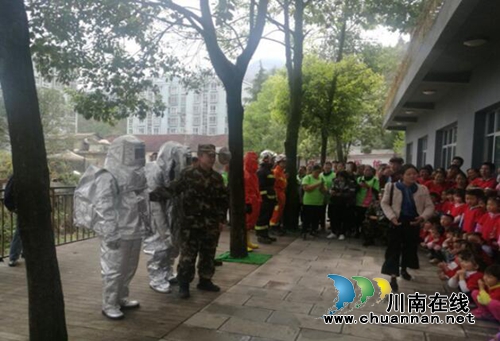 贵州盘州市双凤镇西冲幼儿园组织幼儿到消防大队参观学习(图5) 贵州盘州市双凤镇西冲幼儿园组织幼儿到消防大队参观学习(图5)