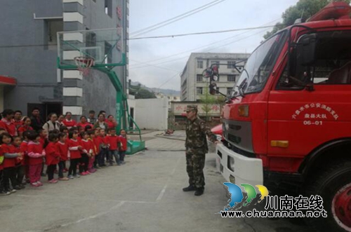 贵州盘州市双凤镇西冲幼儿园组织幼儿到消防大队参观学习(图6) 贵州盘州市双凤镇西冲幼儿园组织幼儿到消防大队参观学习(图6)