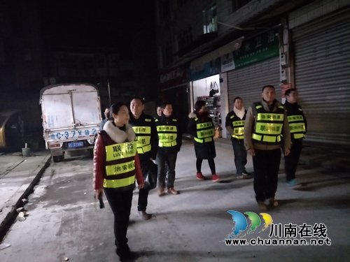 泸县百和镇:社区志愿者开展“平安社区.夜间巡逻”活动(图1) 泸县百和镇:社区志愿者开展“平安社区.夜间巡逻”活动(图1)
