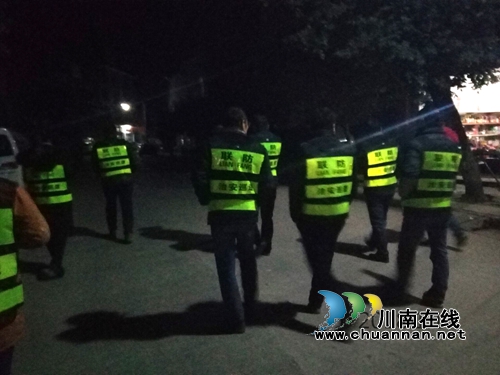 泸县百和镇:社区志愿者开展“平安社区.夜间巡逻”活动(图2) 泸县百和镇:社区志愿者开展“平安社区.夜间巡逻”活动(图2)