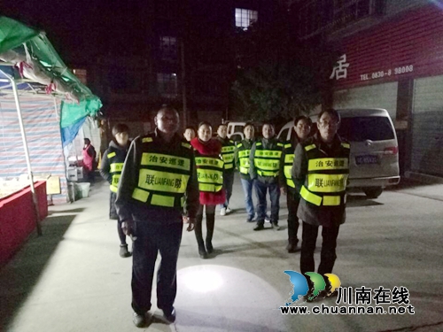 泸县百和镇:社区志愿者开展“平安社区.夜间巡逻”活动(图3) 泸县百和镇:社区志愿者开展“平安社区.夜间巡逻”活动(图3)
