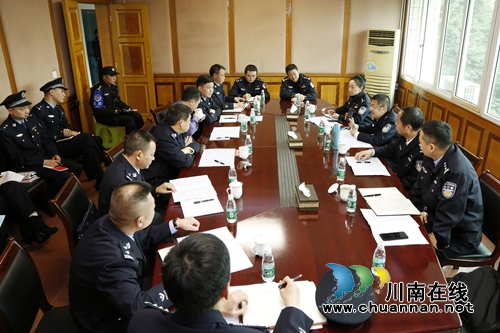 四川省公安厅领导率队检查泸县玉蟾派出所工作(图1) 四川省公安厅领导率队检查泸县玉蟾派出所工作(图1)