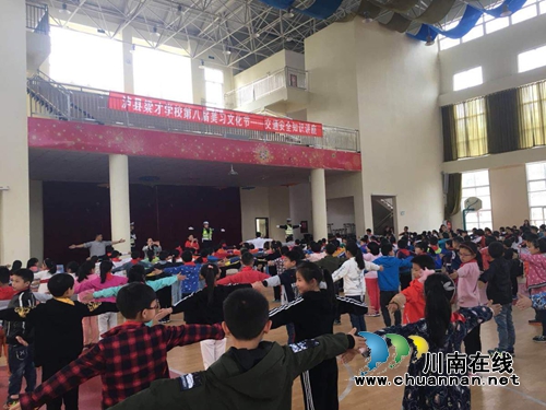 泸县交警携手学校开展学生交通安全体验活动(图1) 泸县交警携手学校开展学生交通安全体验活动(图1)