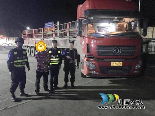 泸县巡警截获强行冲卡超载货车