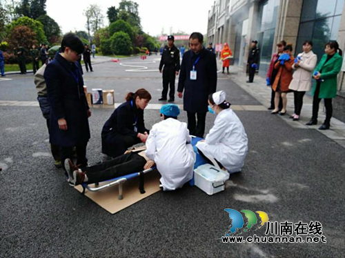 江阳区张坝街道组织辖区物业管理公司开展消防应急演练(图2) 江阳区张坝街道组织辖区物业管理公司开展消防应急演练(图2)