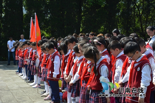 清明节&nbsp;叙永县城西实验学校走进烈士陵园祭扫英烈(图1)