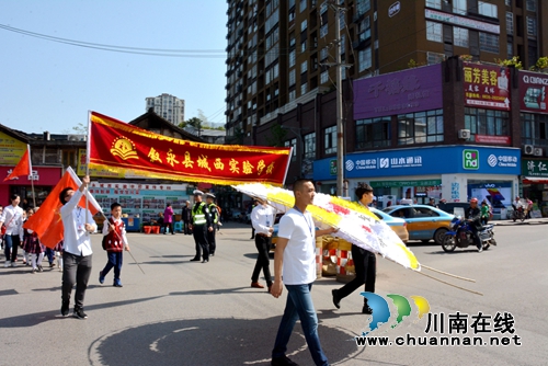 清明节&nbsp;叙永县城西实验学校走进烈士陵园祭扫英烈(图3)