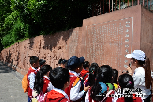 清明节&nbsp;叙永县城西实验学校走进烈士陵园祭扫英烈(图4)