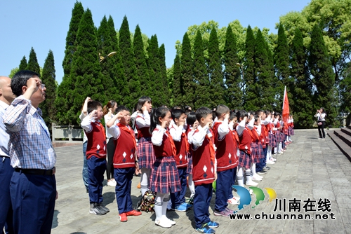 清明节&nbsp;叙永县城西实验学校走进烈士陵园祭扫英烈(图8)