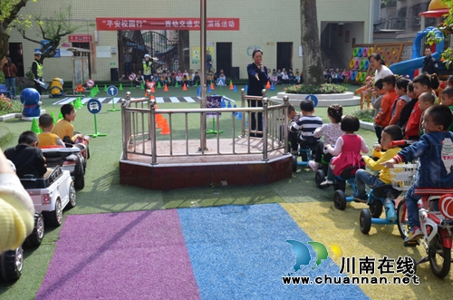 叙永县交警大队深入校园开展“平安校园行”小手牵大手模拟教学活动(图3)