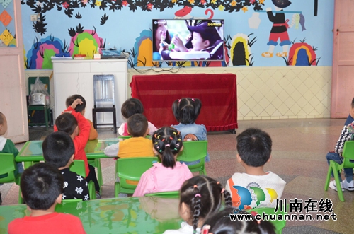 叙永县交警大队深入校园开展“平安校园行”小手牵大手模拟教学活动(图4)