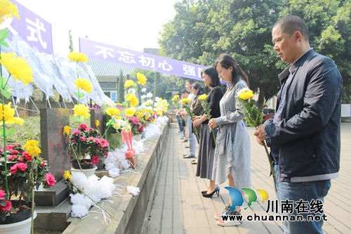 龙马潭区莲花池街道：积极开展“不忘初心，牢记使命，缅怀革命先烈”固定党日活动(图1)