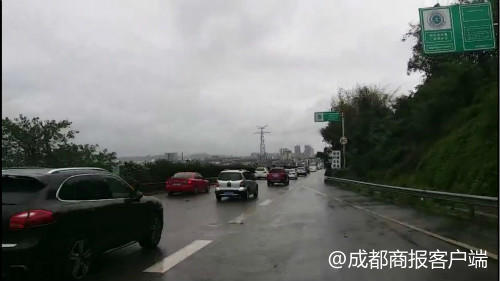 狂风暴雨影响致川南多条高速公路临时交通管制(图1) 狂风暴雨影响致川南多条高速公路临时交通管制(图1)