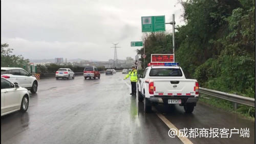 狂风暴雨影响致川南多条高速公路临时交通管制(图3) 狂风暴雨影响致川南多条高速公路临时交通管制(图3)