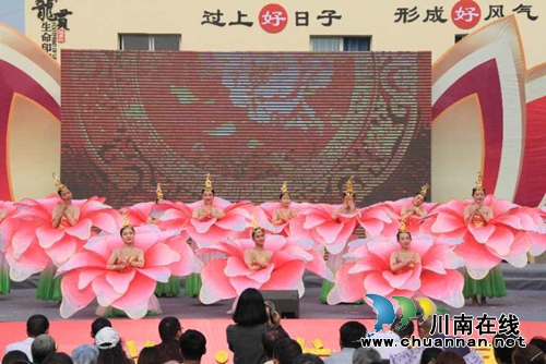 泸县天兴“龙贯春会” 三万群众踩山祈福(图1) 泸县天兴“龙贯春会” 三万群众踩山祈福(图1)