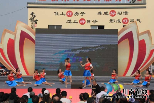泸县天兴“龙贯春会” 三万群众踩山祈福(图2) 泸县天兴“龙贯春会” 三万群众踩山祈福(图2)