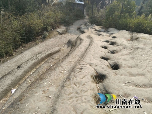 泸县天兴“龙贯春会” 三万群众踩山祈福(图8) 泸县天兴“龙贯春会” 三万群众踩山祈福(图8)