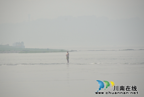 一男子意外落水&nbsp;&nbsp;长江公安民警急流险滩勇救人(图1)