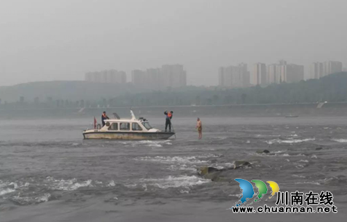 一男子意外落水&nbsp;&nbsp;长江公安民警急流险滩勇救人(图2)