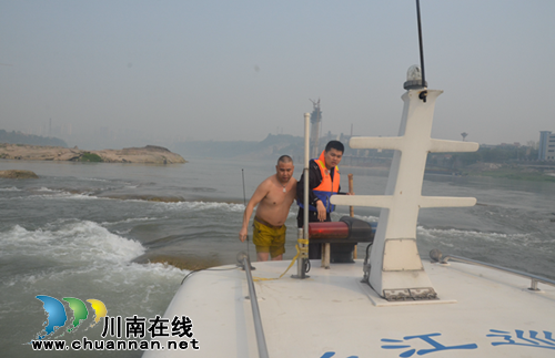 一男子意外落水&nbsp;&nbsp;长江公安民警急流险滩勇救人(图3)
