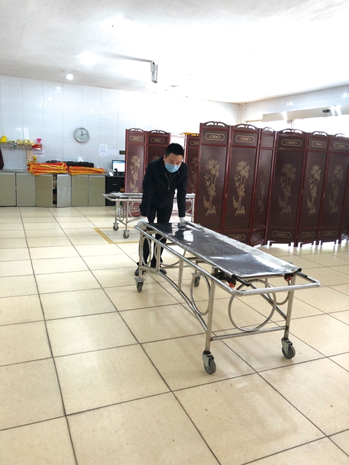 殡葬工作者：人生“终点驿站”的服务者&nbsp;描绘生命最后的美丽(图1)