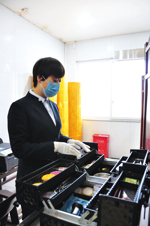 殡葬工作者：人生“终点驿站”的服务者&nbsp;描绘生命最后的美丽(图2)