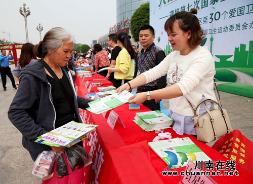 龙马潭区开展第30个爱国卫生月集中宣传活动(图1)