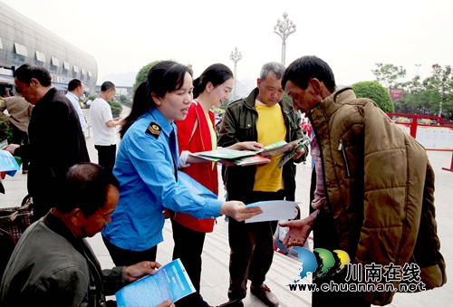 龙马潭区开展第30个爱国卫生月集中宣传活动(图4)