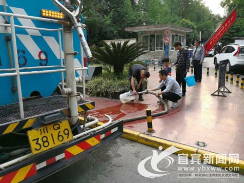宜宾环卫工变身送水工&nbsp;洒水车送水600吨(图1)