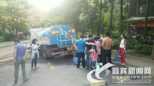 宜宾环卫工变身送水工&nbsp;洒水车送水600吨(图2)