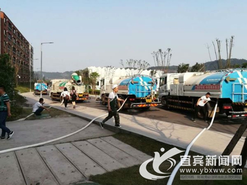 宜宾环卫工变身送水工&nbsp;洒水车送水600吨(图3)