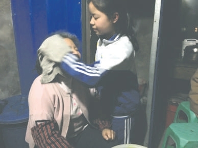 母亲患病父亲摔伤 古蔺最美少年挑起生活重担(图1) 母亲患病父亲摔伤 古蔺最美少年挑起生活重担(图1)