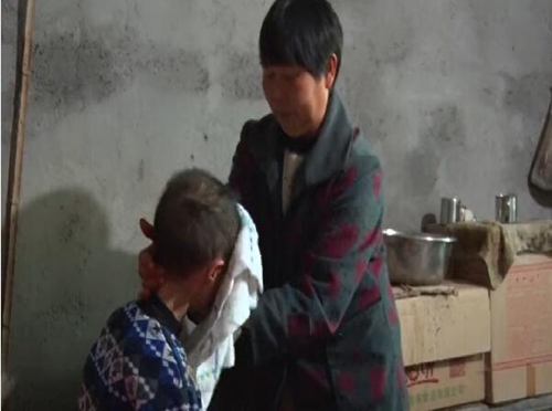 古蔺女照顾残疾邻居30多年 被赞“最美邻居”(图1) 古蔺女照顾残疾邻居30多年 被赞“最美邻居”(图1)